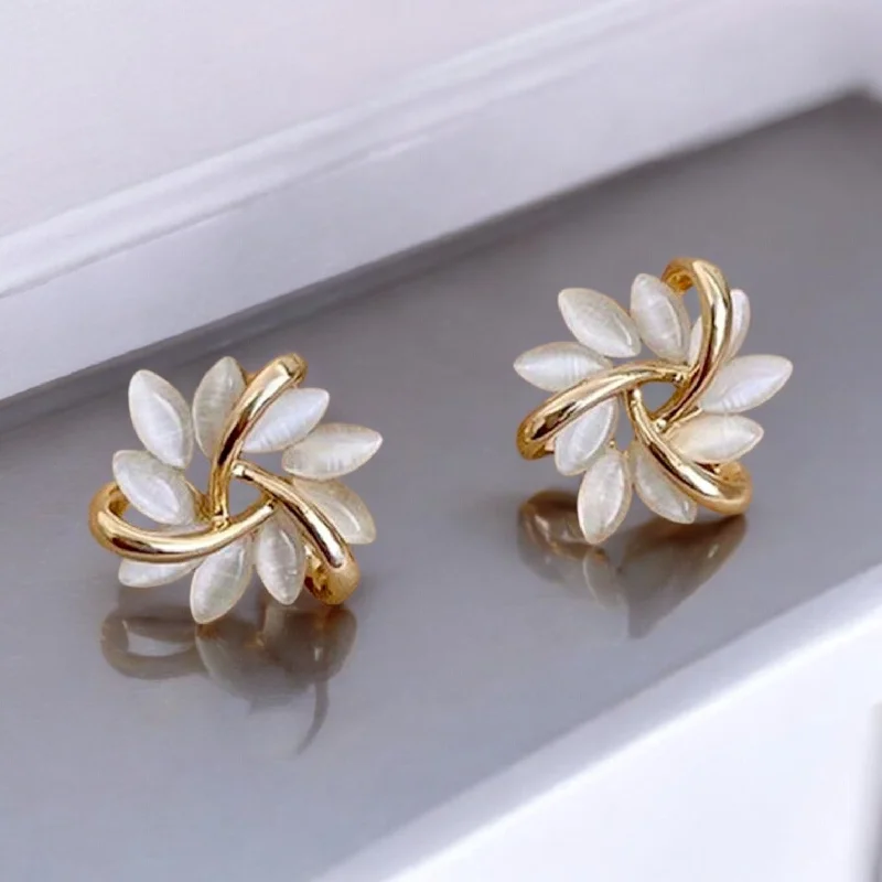 Ladies rings Valentine’s Day-Beautiful White and Gold Flower Stud Earrings