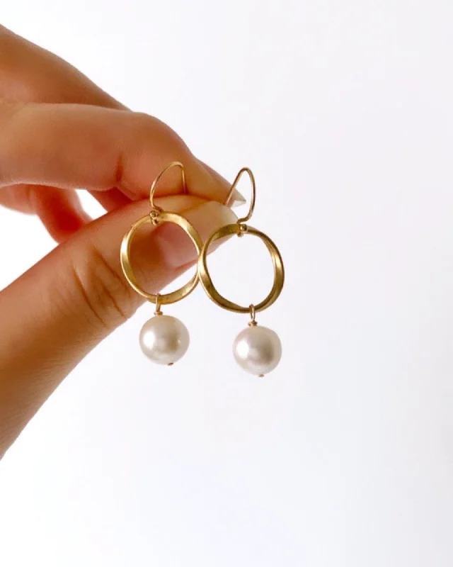 Ladies rings silver tones-Pearl Round Earrings