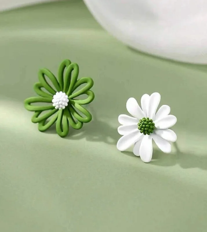 Ladies rings proposal gifts-Beautiful Green and White Mismatched Flower Stud Earrings