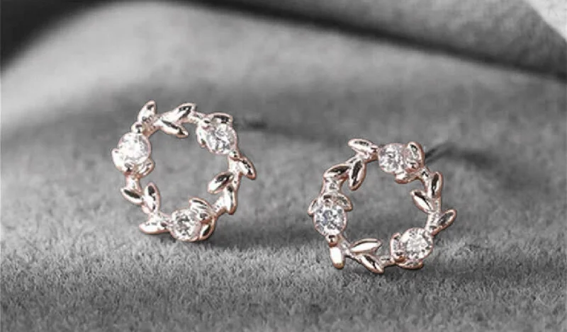 Ladies rings gift choices-Beautiful Circle and Flower Design Stud Earrings