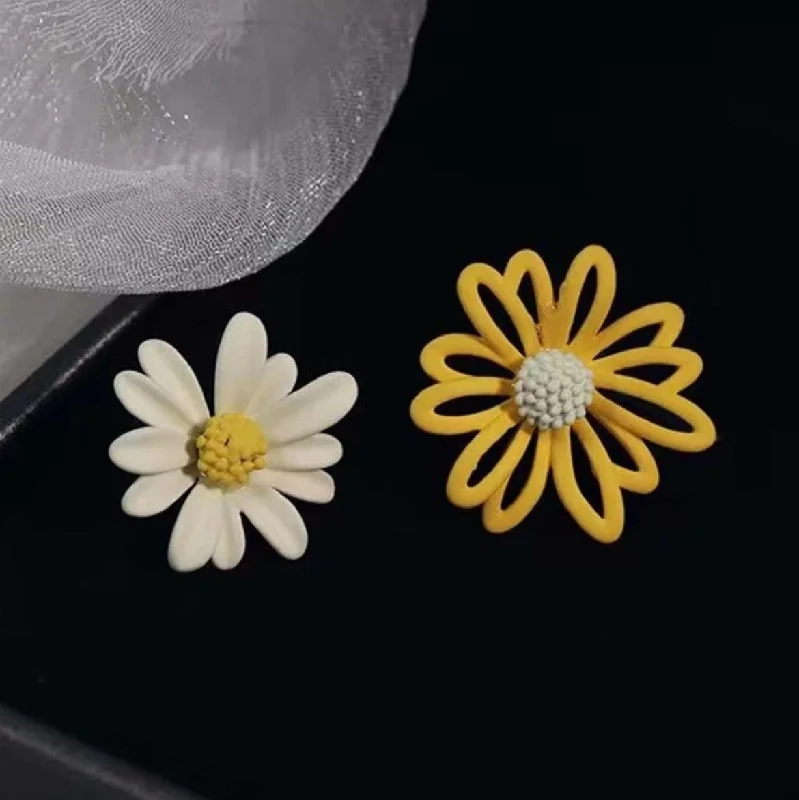 Ladies rings luxury picks-Beautiful Yellow and White Mismatched Flower Stud Earrings